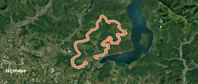 Sentiero tra i monti e il lago